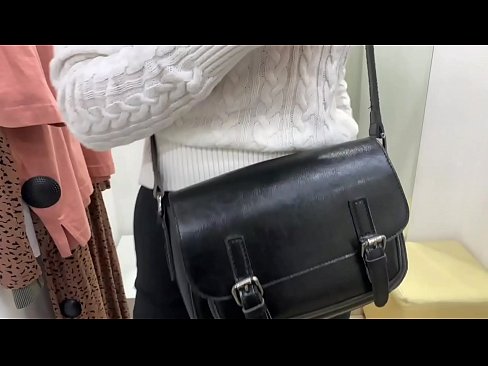 ❤️ 年轻婊子FeralBerry在试衣间用假阳具公开自慰 ❤❌  性爱